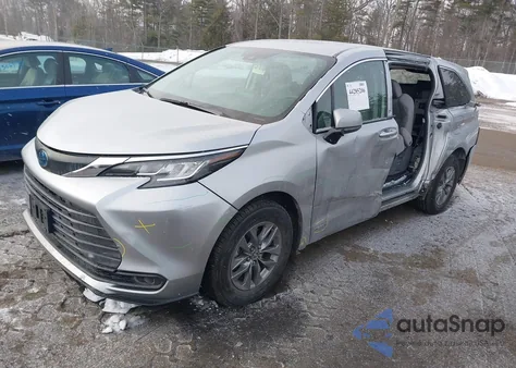 2021 Toyota Sienna Le z USA, uszkodzony, nr VIN 5TDKRKEC6MS065788